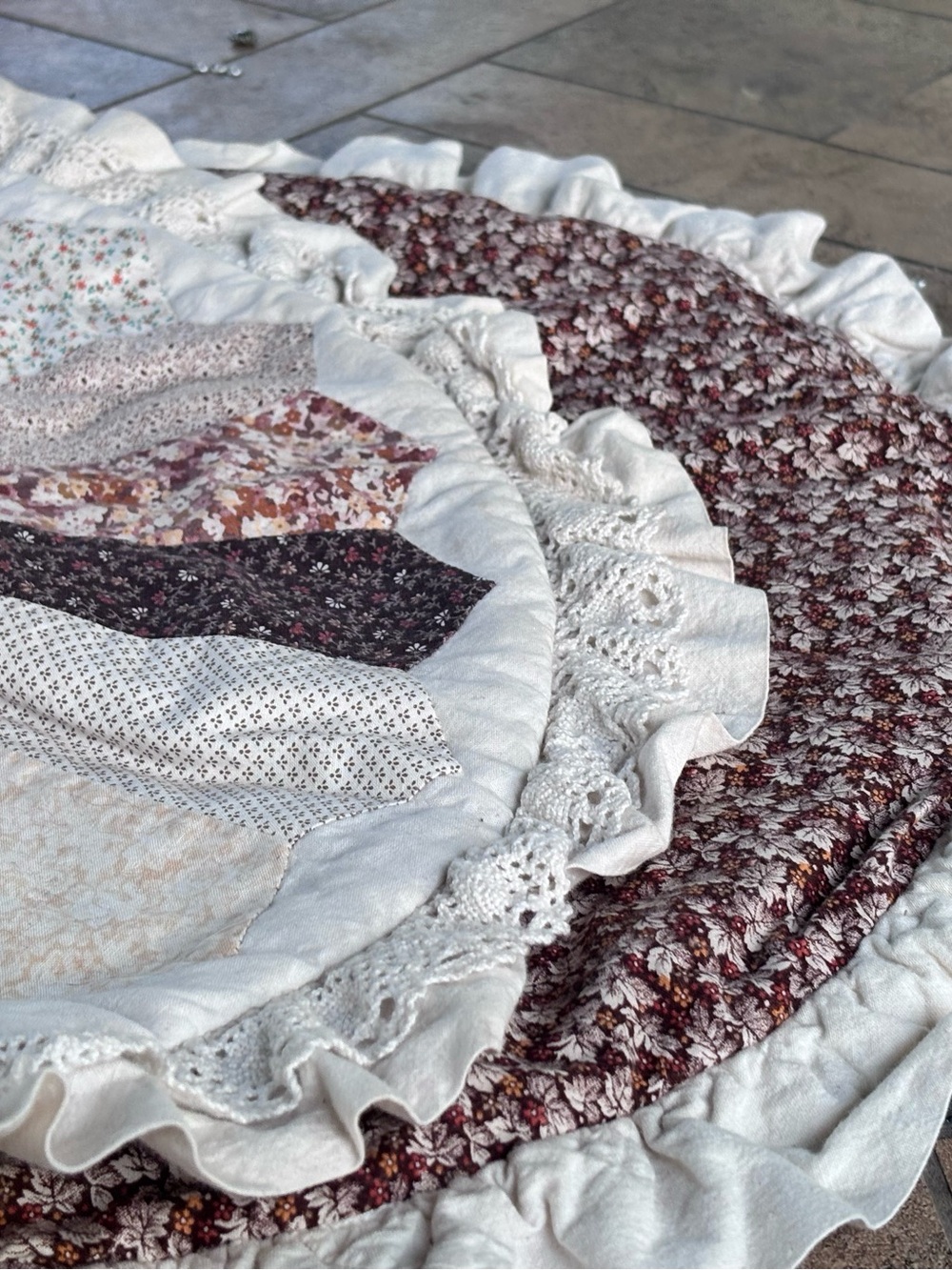 🌸 Vintage Dresden Plate Round Patchwork Quilt – 24”